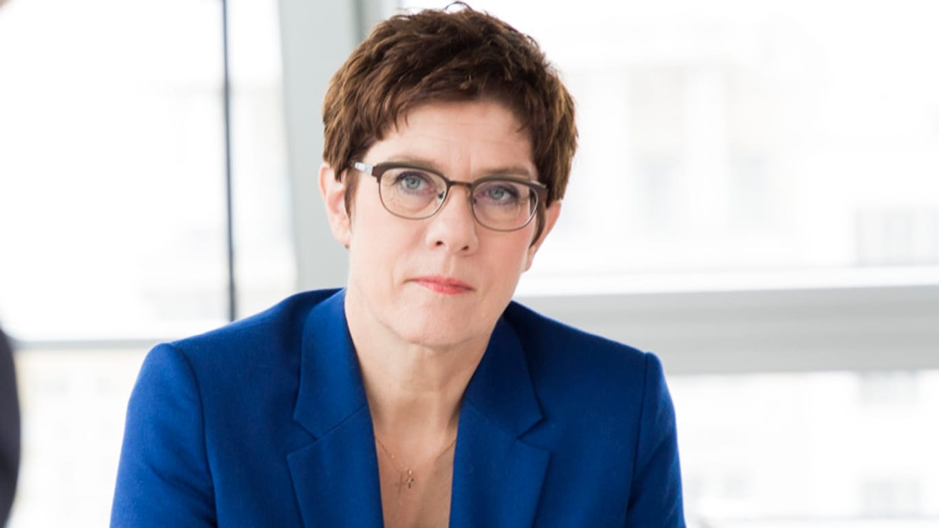 Annegret Kramp-Karrenbauer: Die Verteidigungsministerin erklärt im Interview mit t-online.de dass sie durchaus Absprachen mit der SPD getroffen habe.