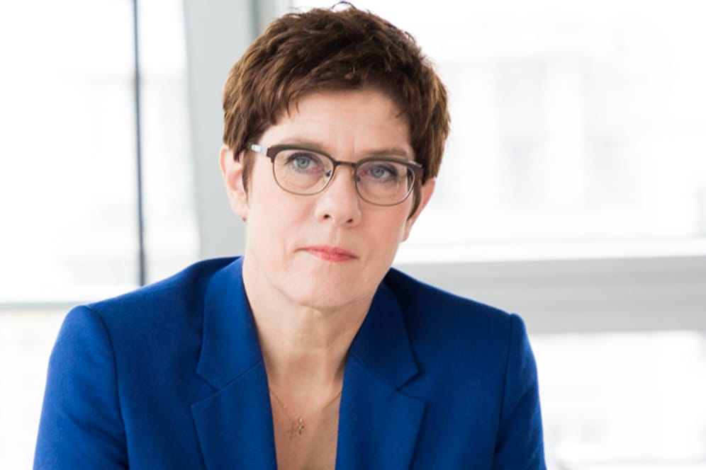Annegret Kramp-Karrenbauer: Die Verteidigungsministerin erklärt im Interview mit t-online.de dass sie durchaus Absprachen mit der SPD getroffen habe.