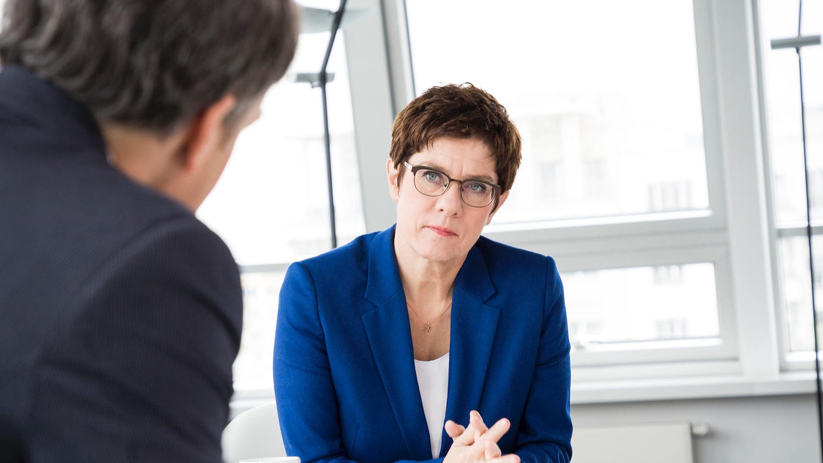 Kramp-Karrenbauer: "Wenn krude Verschwörungstheorien verbreitet werden oder das Ganze in Antisemitismus umkippt, dann ist das gefährlich."