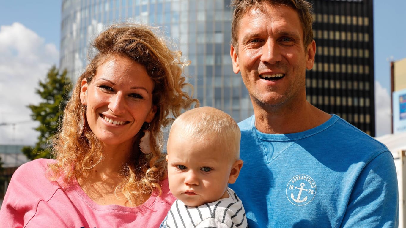 Peer Kusmagk: Zusammen mit Lebensgefährtin Janni Hönscheid und Sohn Emil-Ocean