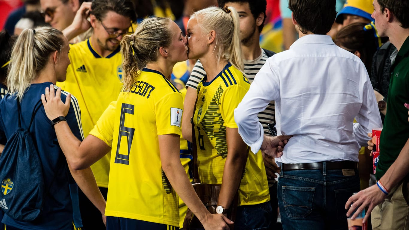 Magdalena Eriksson (li.) und Pernille Harder küssen sich nach Schwedens Achtelfinalerfolg über Kanada bei der WM 2019.