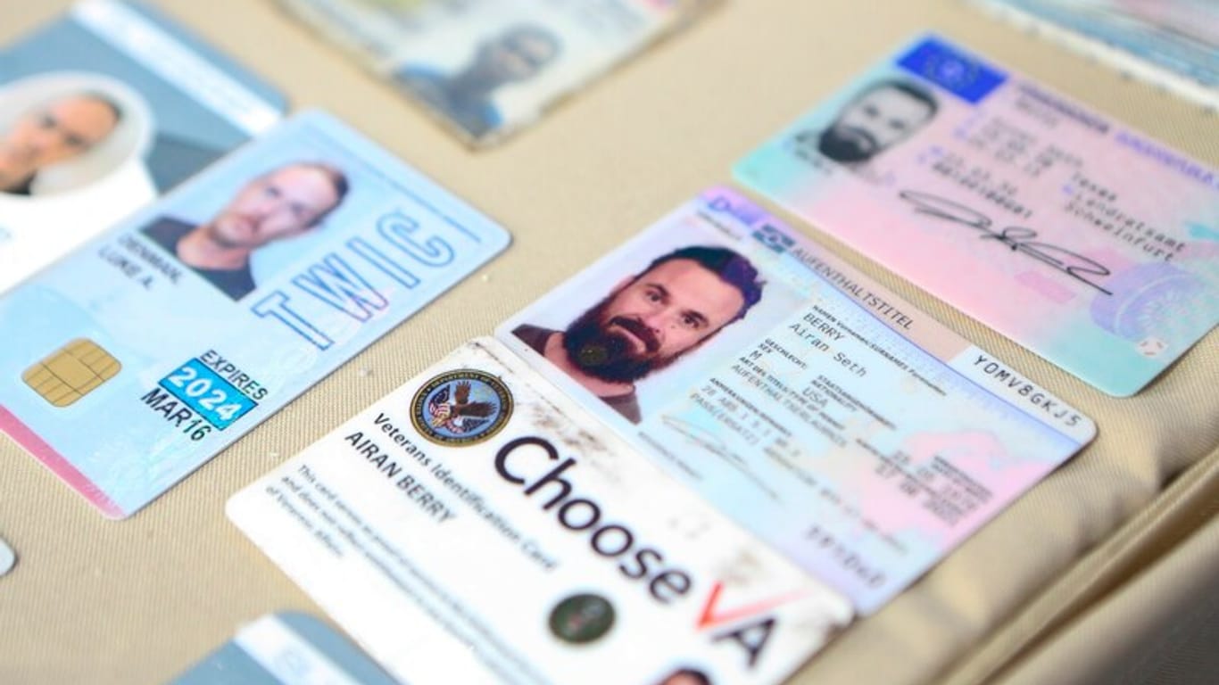A residence permit and driver’s license issued by Schweinfurt: The authorities in Venezuela released images of Berry’s IDs to the public.