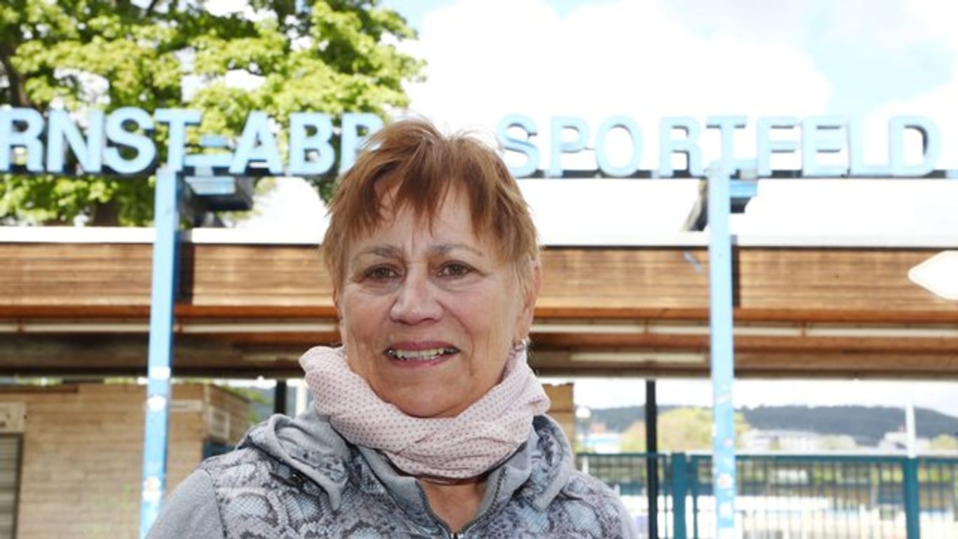 Die ehemalige Leichtathletin Renate Stecher steht vor dem Ernst Abbbe Sportfeld.
