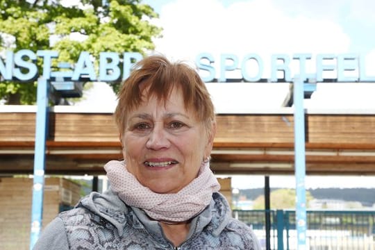 Die ehemalige Leichtathletin Renate Stecher steht vor dem Ernst Abbbe Sportfeld.