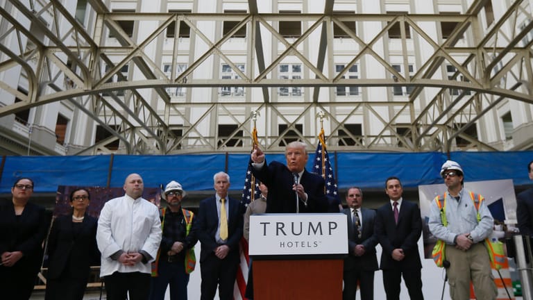 Trump auf der Baustelle seines Washingtoner Hotels im März 2016: Ein Kredit der Deutschen Bank sicherte das Projekt.