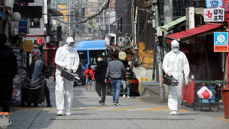 Behördenmitarbeiter desinfizieren Gassen in Seoul.