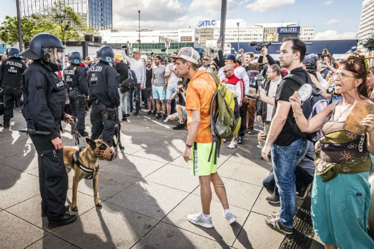 Demonstration gegen die Corona-Maßnahmen auf dem Alexanderplatz in Berlin: Unter die Teilnehmer mischten sich offenkundig Extremisten, aber auch Esoteriker, Impfgegner und anderweitig empörte Bürger.