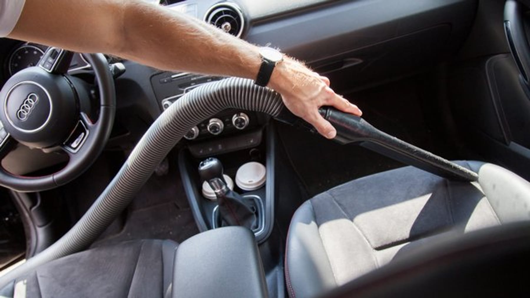 Flecken im Auto: Mit diesen Tricks wird Ihr Wagen sauber