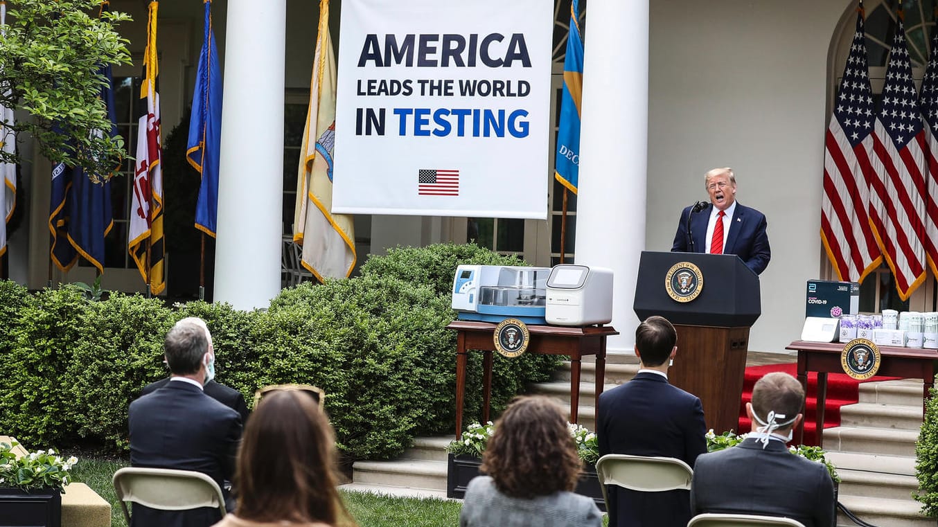 Präsident Trump bei seinem Corona-Briefing: Der US-Präsident hat sich mit einer Reporterin angelegt.