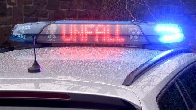 Die Leuchtschrift "Unfall" ist auf dem Dach eines Polizeiwagen zu sehen: Im Landkreis Nürnberg hat es einen schweren Unfall gegeben. Die Leuchtschrift "Unfall" ist auf dem Dach eines Polizeiwagen zu sehen: Im Landkreis Nürnberg hat es einen schweren Unfall gegeben.