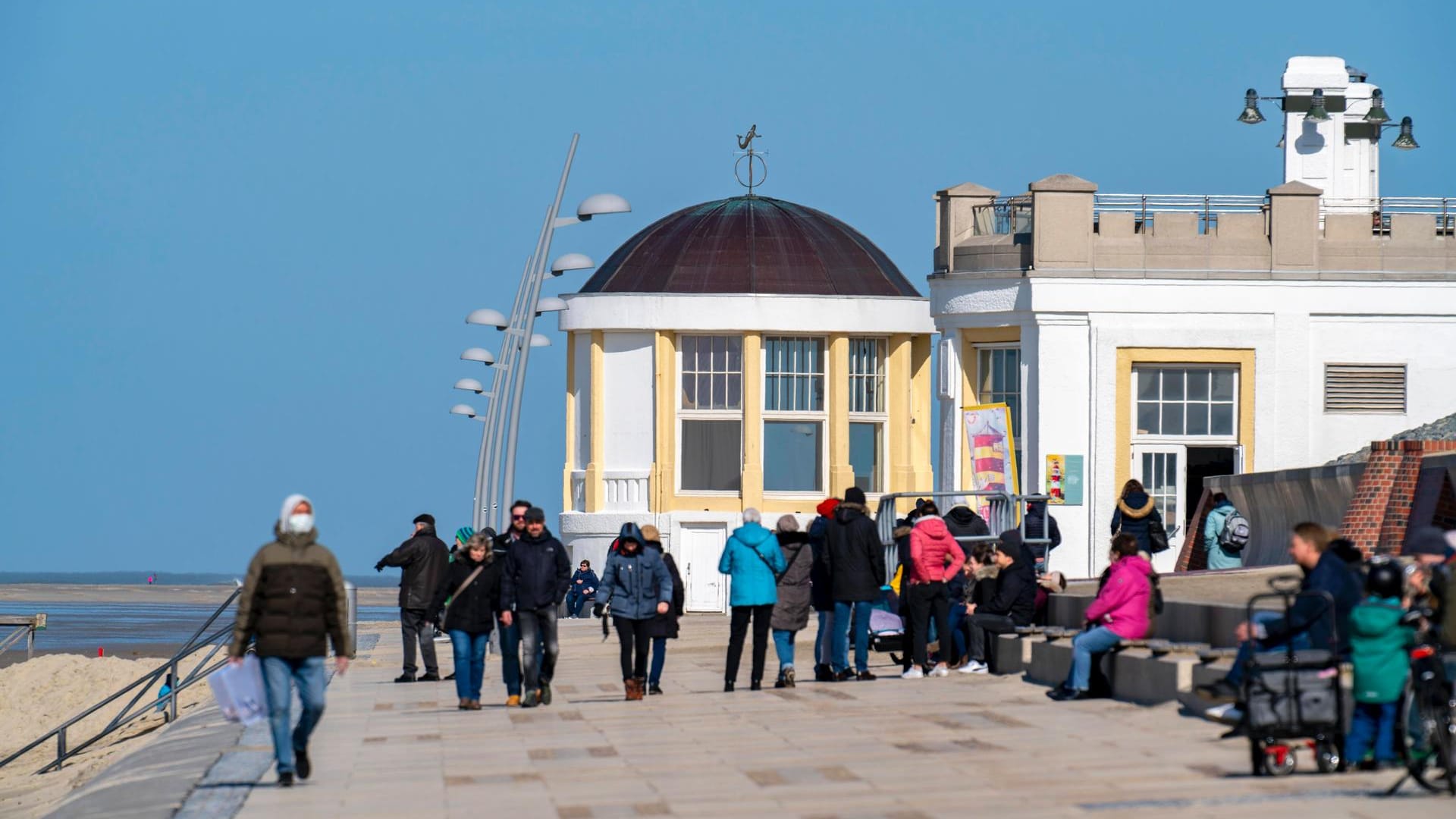 Touristen auf der Nordseeinsel Borkum: Der Mindestaufenthalt für Gäste auf den Ostfriesischen Inseln beträgt sieben Tage.