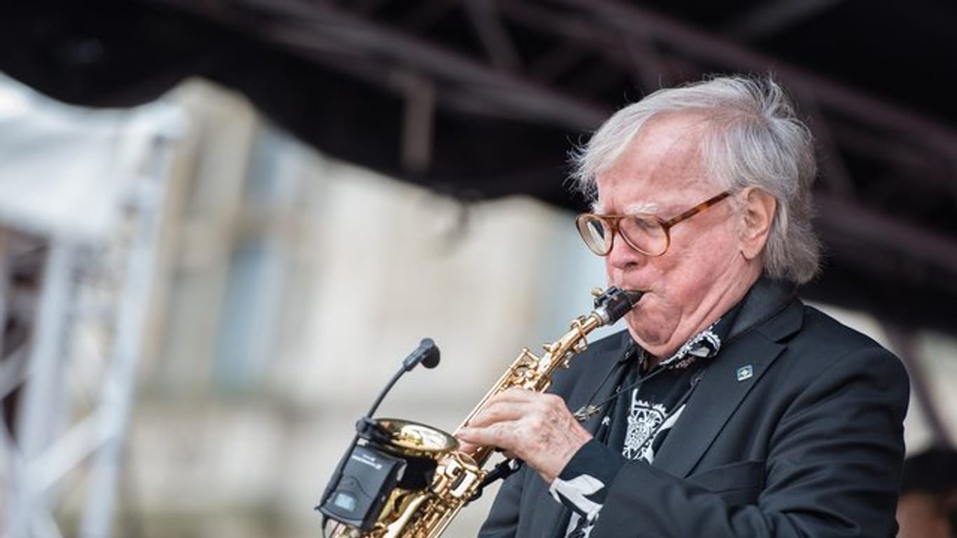 Der Mann am Saxofon: Klaus Doldinger bringt aber auch als Sänger den Swing mit.