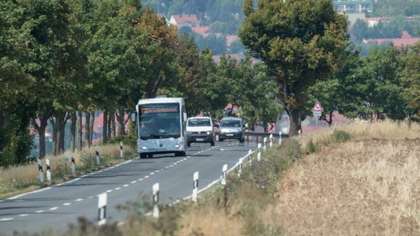 Ein Bus und Autos fahren Richtung Jena