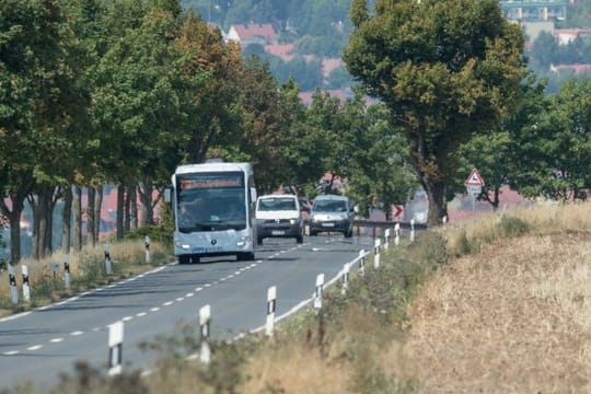 Ein Bus und Autos fahren Richtung Jena