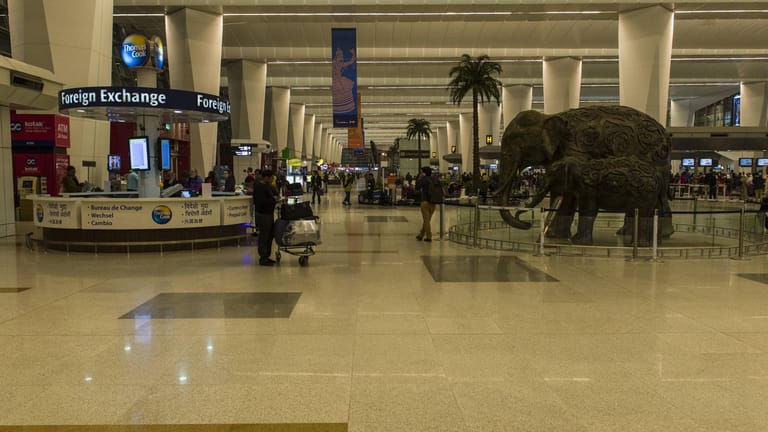 Innenbereich des Flughafens in Neu-Delhi: Ein 40-jähriger Tourist aus Deutschland ist wegen des Corona-Lockdowns hier gestrandet.