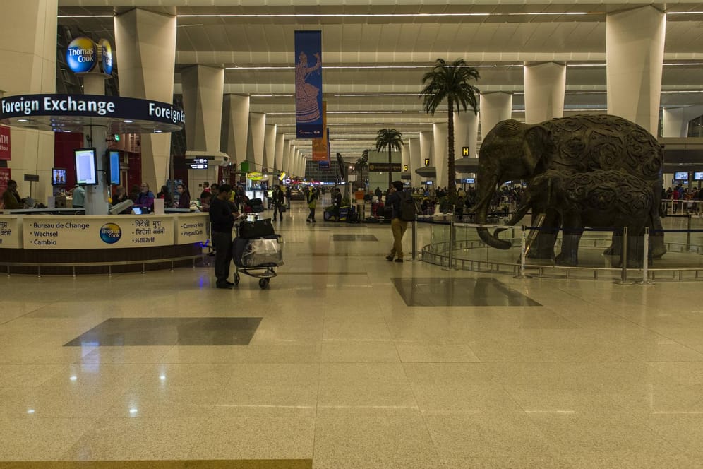 Innenbereich des Flughafens in Neu-Delhi: Ein 40-jähriger Tourist aus Deutschland ist wegen des Corona-Lockdowns hier gestrandet.
