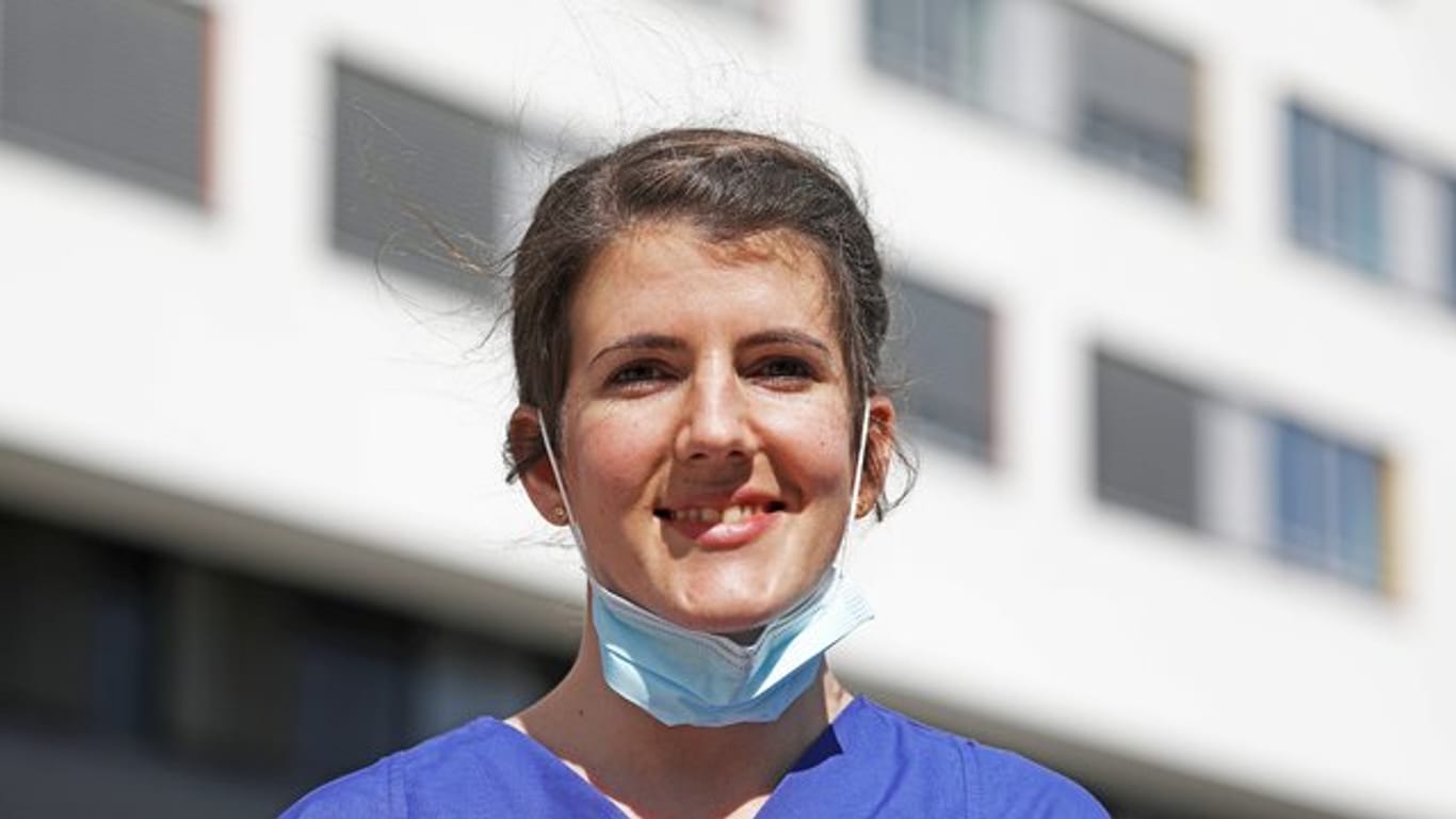 Krankenschwester Sarah Hupperich steht vor den Kliniken Köln-Merheim: Die "Pflegerin des Jahres" war im Rahmen ihrer Tätigkeit auch in Afrika tätig.