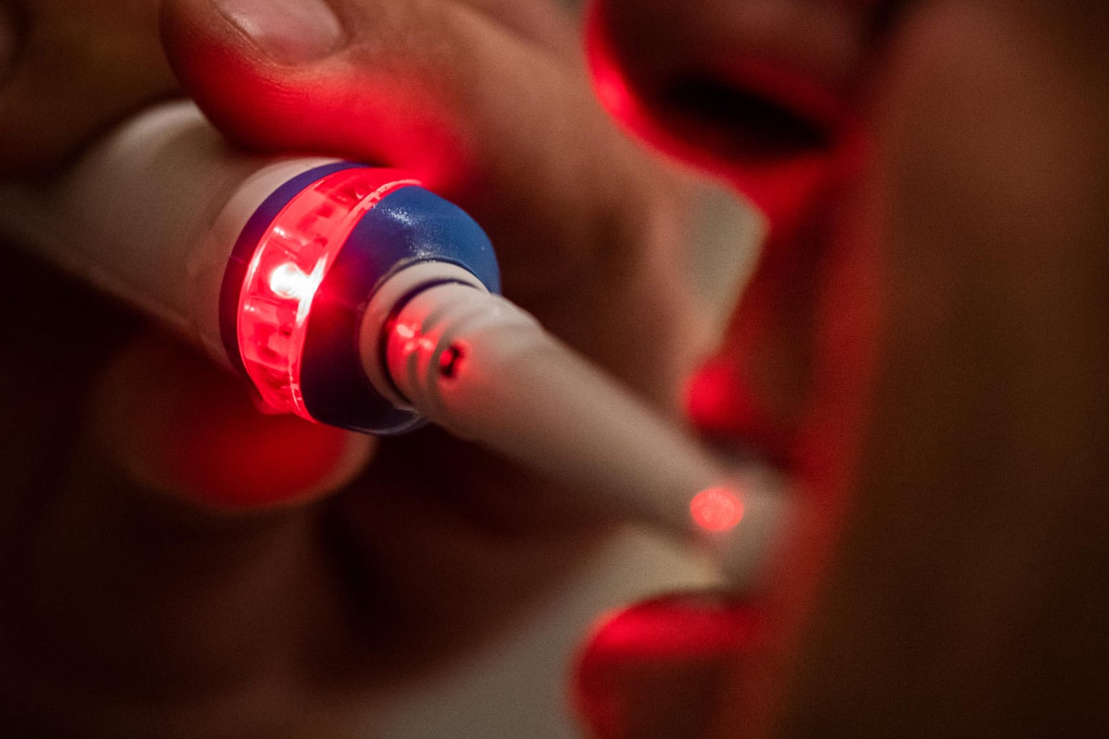 Rotes Signal: Smarte Zahnbürsten warnen, wenn man beim Putzen zu fest drückt.