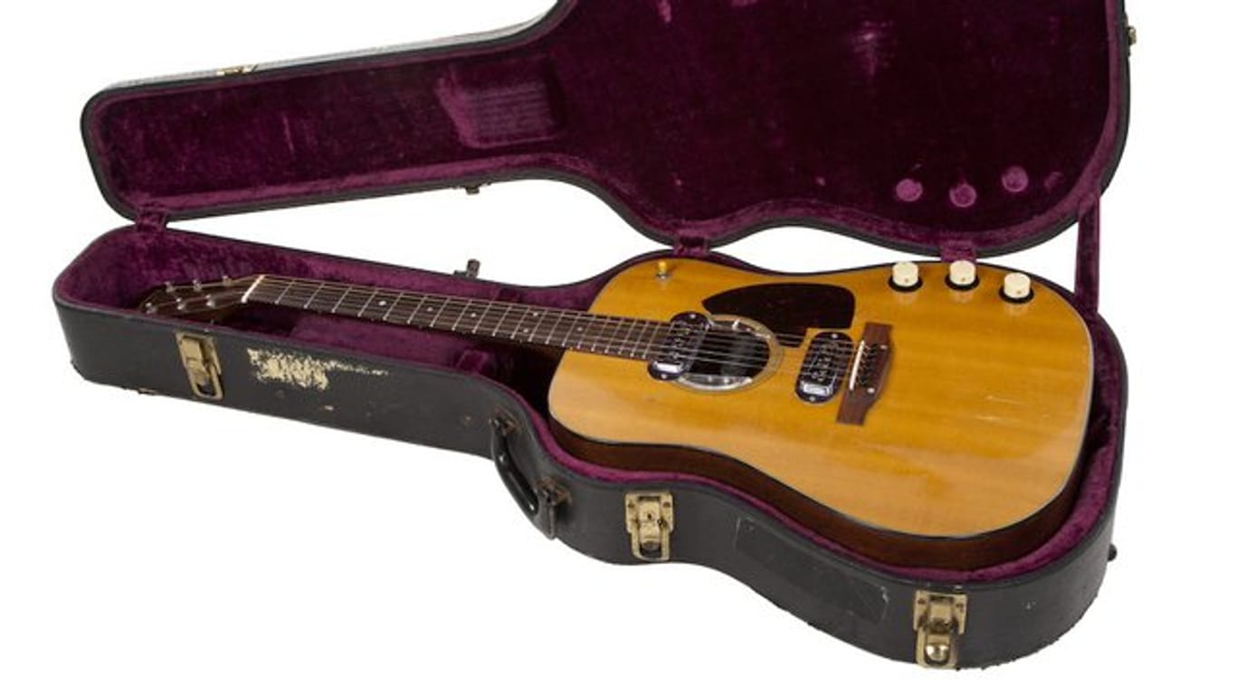 Eine Gitarre des früheren Nirvana-Frontmanns Kurt Cobain in ihrem Koffer.