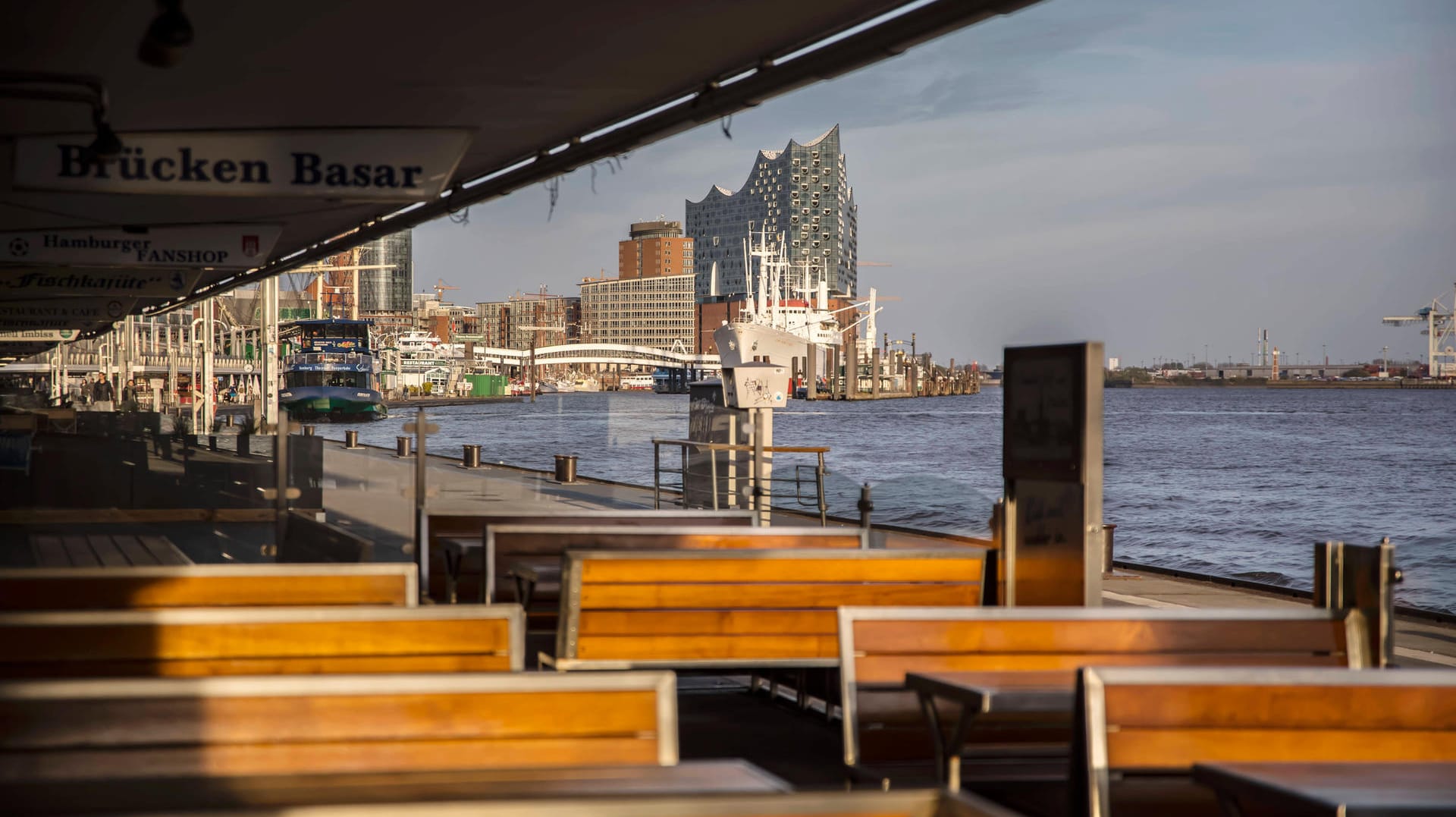 Leeres Restaurant an den Landungsbrücken: Hamburg lockert die Beschränkungen für die Gastronomie.