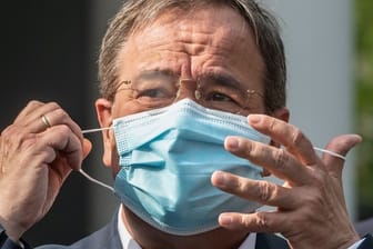 NRW-Ministerpräsident Armin Laschet (CDU) setzt eine Maske auf
