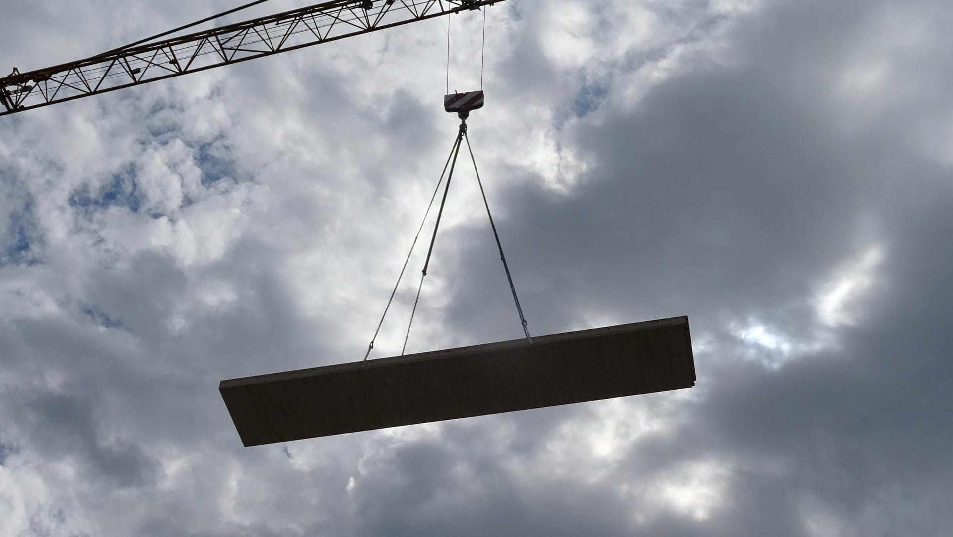 Kran auf einer Baustelle: Bei einem Unfall ist ein Arbeiter zwölf Meter in die Tiefe gestürzt.