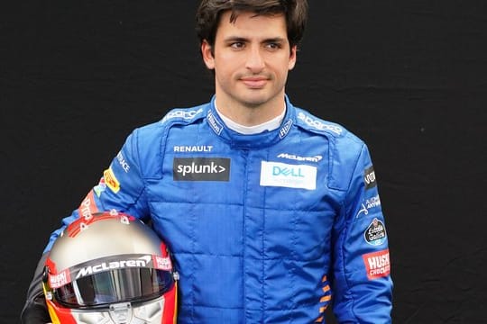 Der Spanier Carlos Sainz könnte zu Ferrari wechseln.