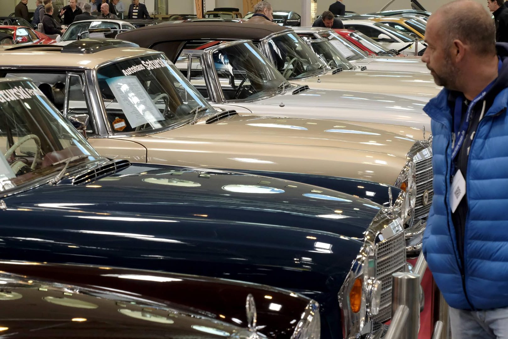 Ein Besucher der Oldtimermesse Techno Classica in Essen: In diesem Jahr fällt die beliebte Schau wegen Corona aus.