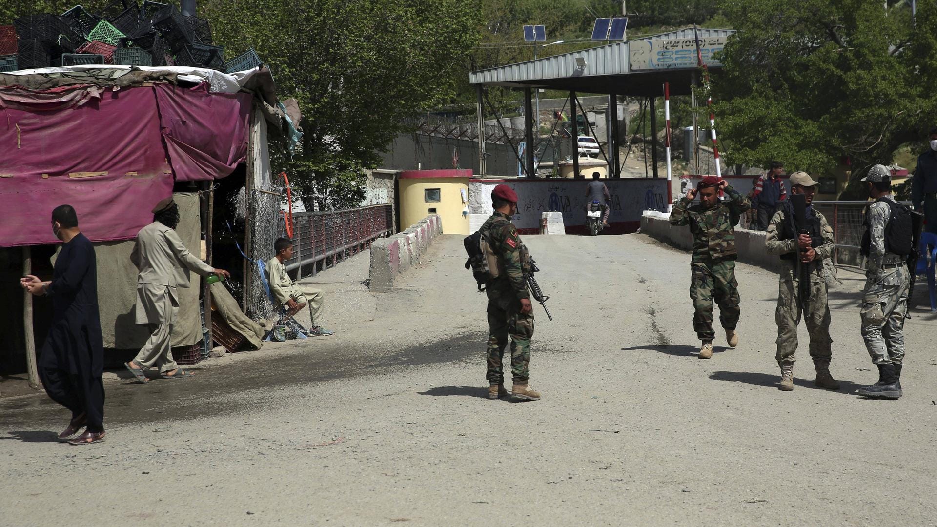 Sicherheitskräfte in Kabul (Archivbild): Bei Anschlägen in Afghanistan sind mehrere Menschen ums Leben gekommen.