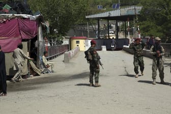 Sicherheitskräfte in Kabul (Archivbild): Bei Anschlägen in Afghanistan sind mehrere Menschen ums Leben gekommen.