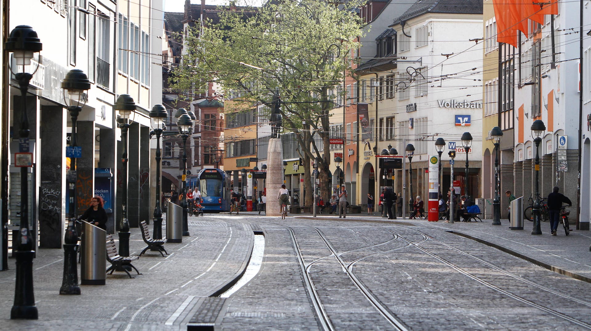 Nahezu menschenleere Einkaufsstraße in Freiburg: Die Einschränkungen im Einzelhandel hätten kaum Wirkung auf die Ausbreitung des Virus gehabt, sagen Arbeitsmarktforscher.