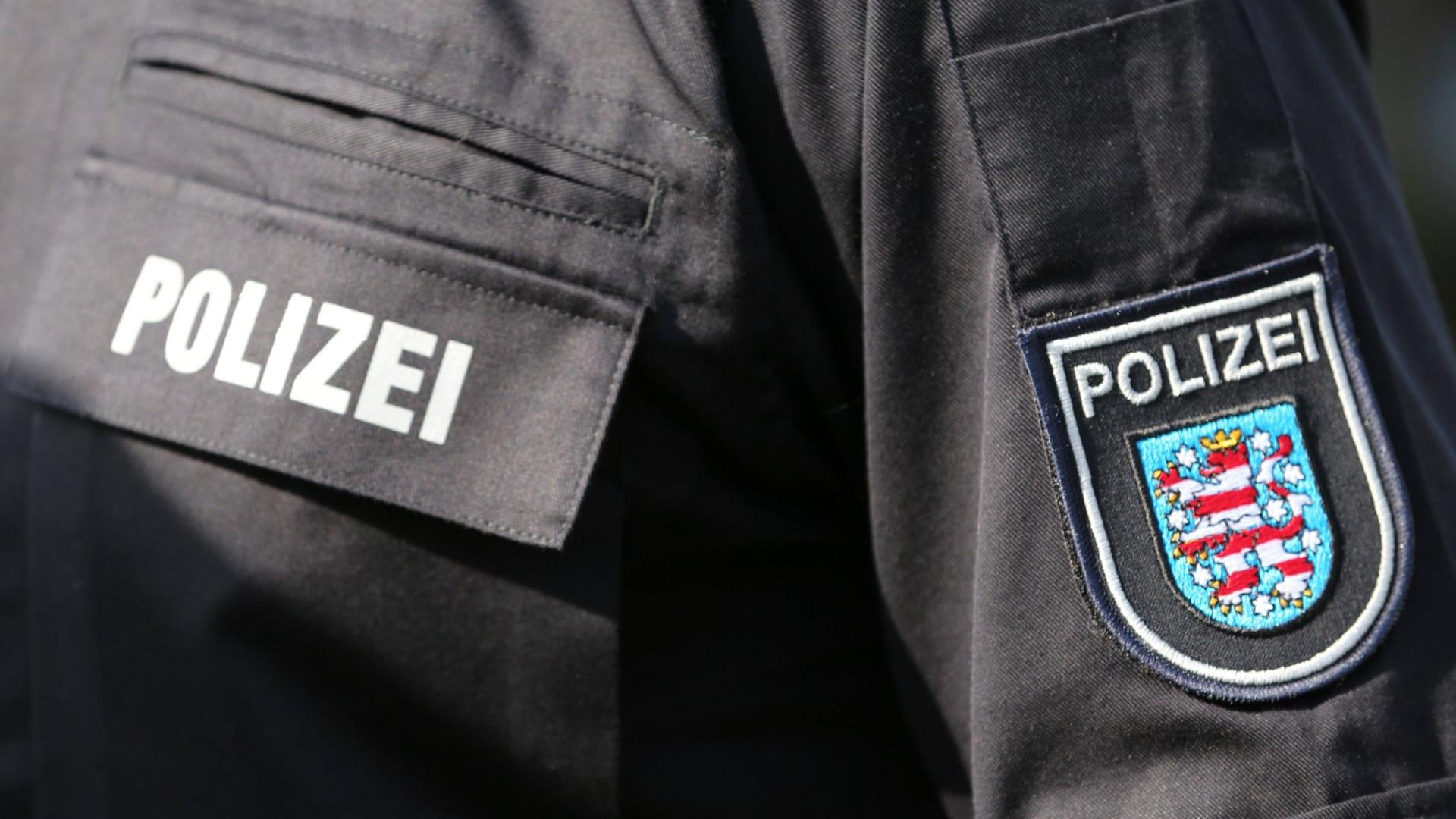 Die Dienstkleidung eines Thüringer Polizisten: Ein Beamter wurde durch einen Unfall nach einer Verfolgungsjagd in Erfurt verletzt.