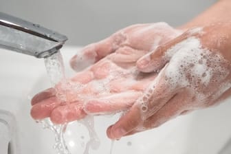 Das häufige Händewaschen wird nach Einschätzung von Hautärzten allerdings dazu führen, dass mehr Menschen juckende Hand-Ekzeme entwickeln.