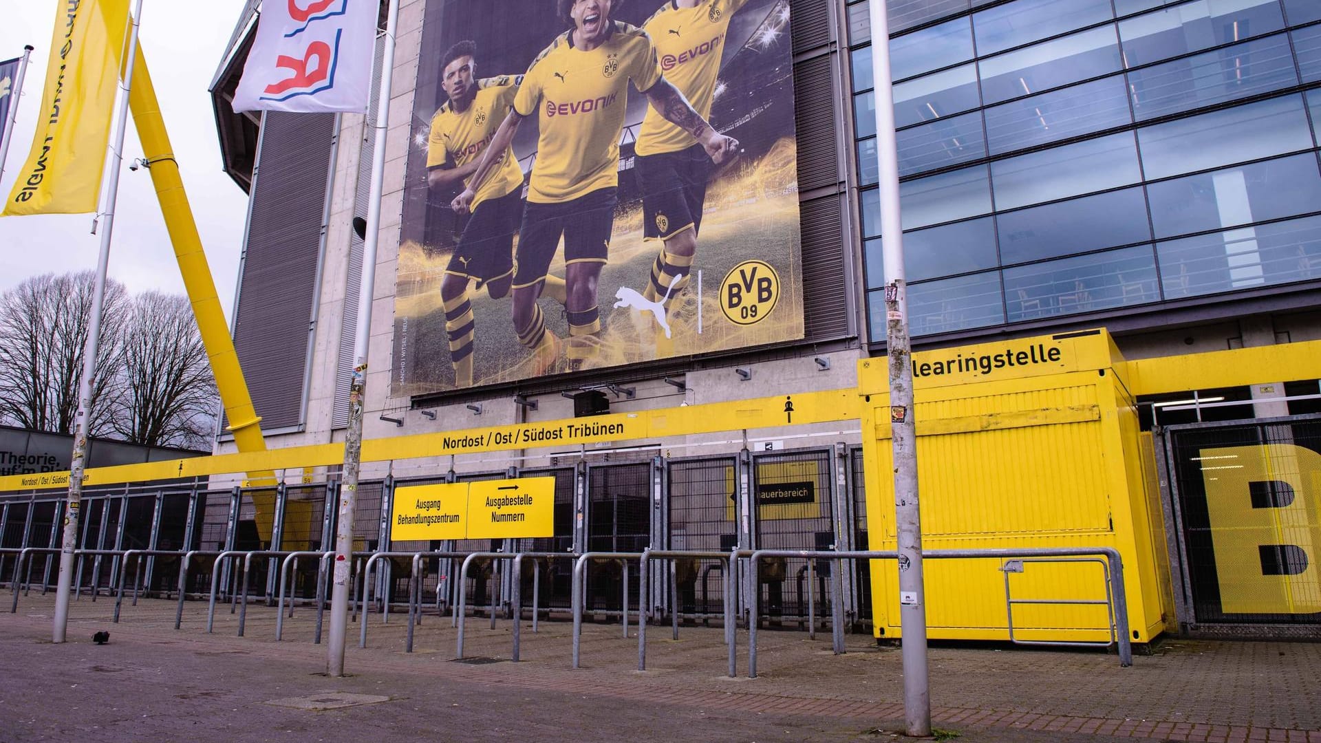 Corona-Behandlungszentrum im Signal Iduna Park: In Dortmund sind erneut keine positiven Testergebnisse gezählt worden. Corona-Behandlungszentrum im Signal Iduna Park: In Dortmund sind erneut keine positiven Testergebnisse gezählt worden.