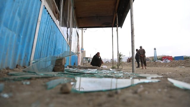 Glasscherben liegen auf dem Boden nach einer der Explosionen in Kabul, der Hauptstadt Afghanistans. Glasscherben liegen auf dem Boden nach einer der Explosionen in Kabul, der Hauptstadt Afghanistans.