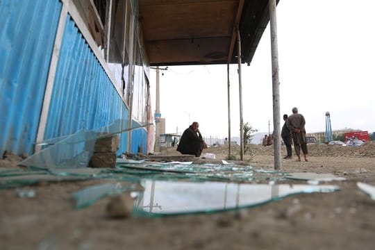 Glasscherben liegen auf dem Boden nach einer der Explosionen in Kabul, der Hauptstadt Afghanistans.