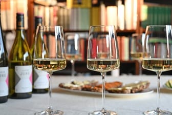 Online-Weinproben sollen nach Einschätzung der Branche auch nach der Corona-Krise erhalten bleiben.