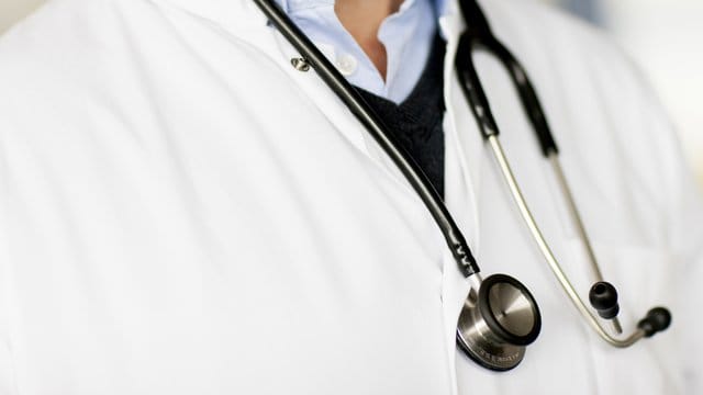 Unternehmen müssen bereits ab einem Beschäftigten die betriebsärztliche Betreuung sicherstellen. Unternehmen müssen bereits ab einem Beschäftigten die betriebsärztliche Betreuung sicherstellen.
