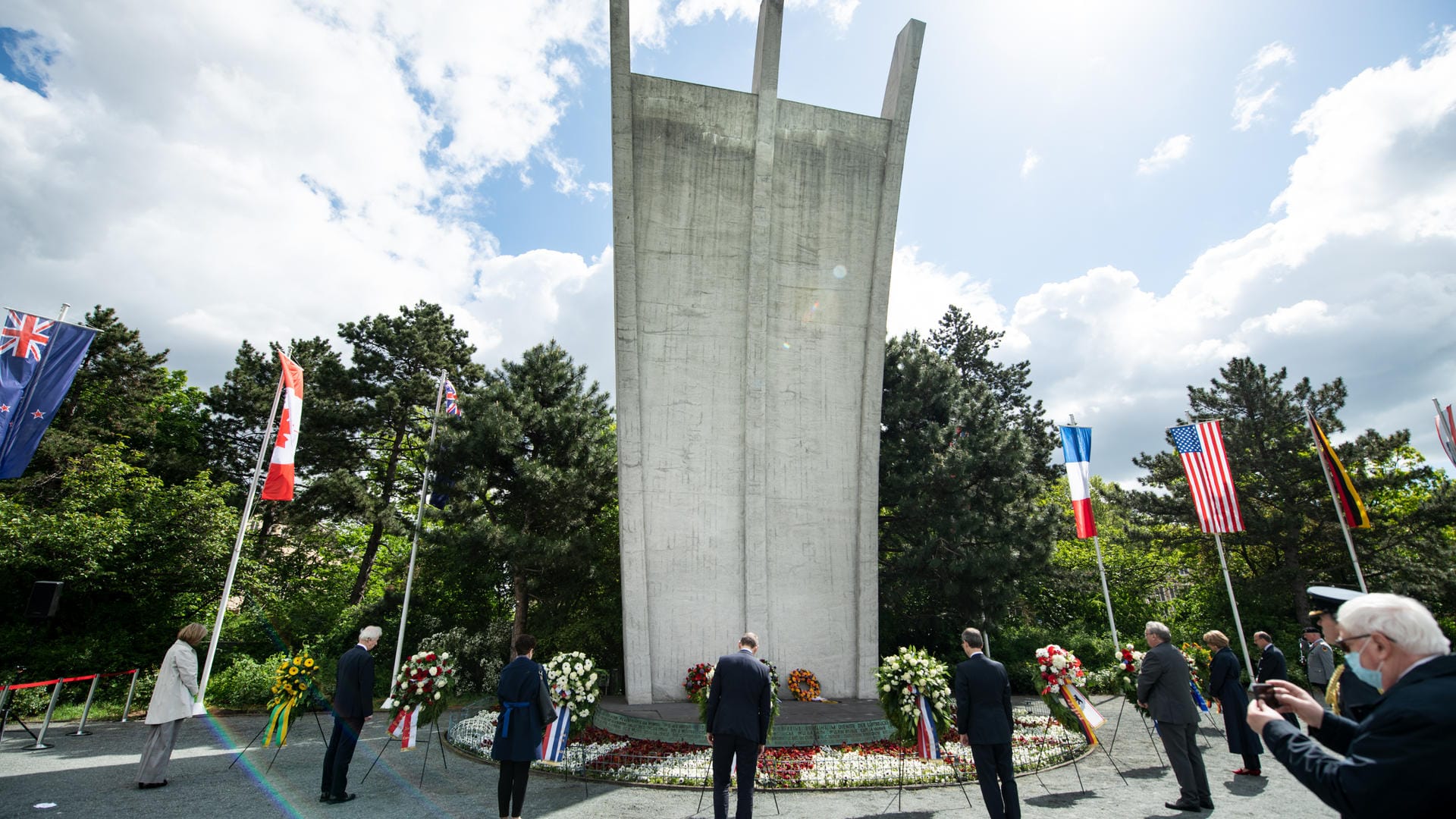 Michael Müller (mitte) legt am Luftbrückendenkmal einen Kranz nieder: Heute vor 71 Jahren beendete die Sowjetunion die Blockade West-Berlins.