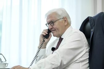 Bundespräsident Frank-Walter Steinmeier telefoniert an seinem Schreibtisch mit der Bewohnerin eines Altenheims in Bremen.