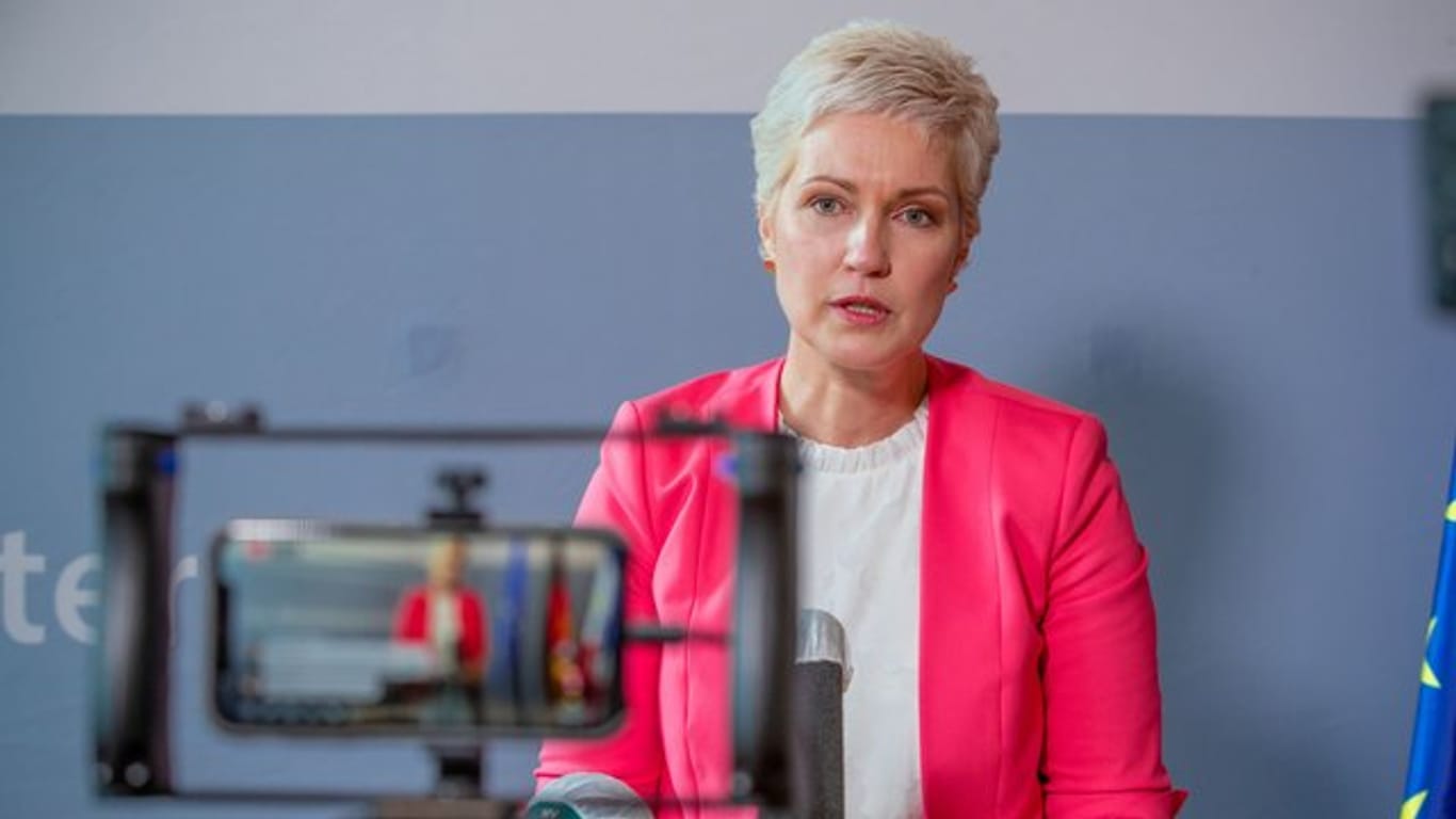 Manuela Schwesig (SPD), die Ministerpräsidentin von Mecklenburg-Vorpommern, gibt in der Staatskanzlei eine persönliche Erklärung ab.