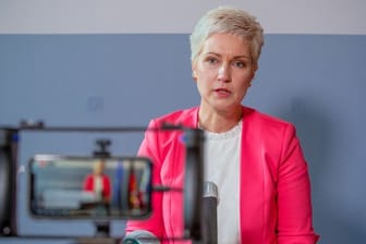 Manuela Schwesig (SPD), die Ministerpräsidentin von Mecklenburg-Vorpommern, gibt in der Staatskanzlei eine persönliche Erklärung ab.