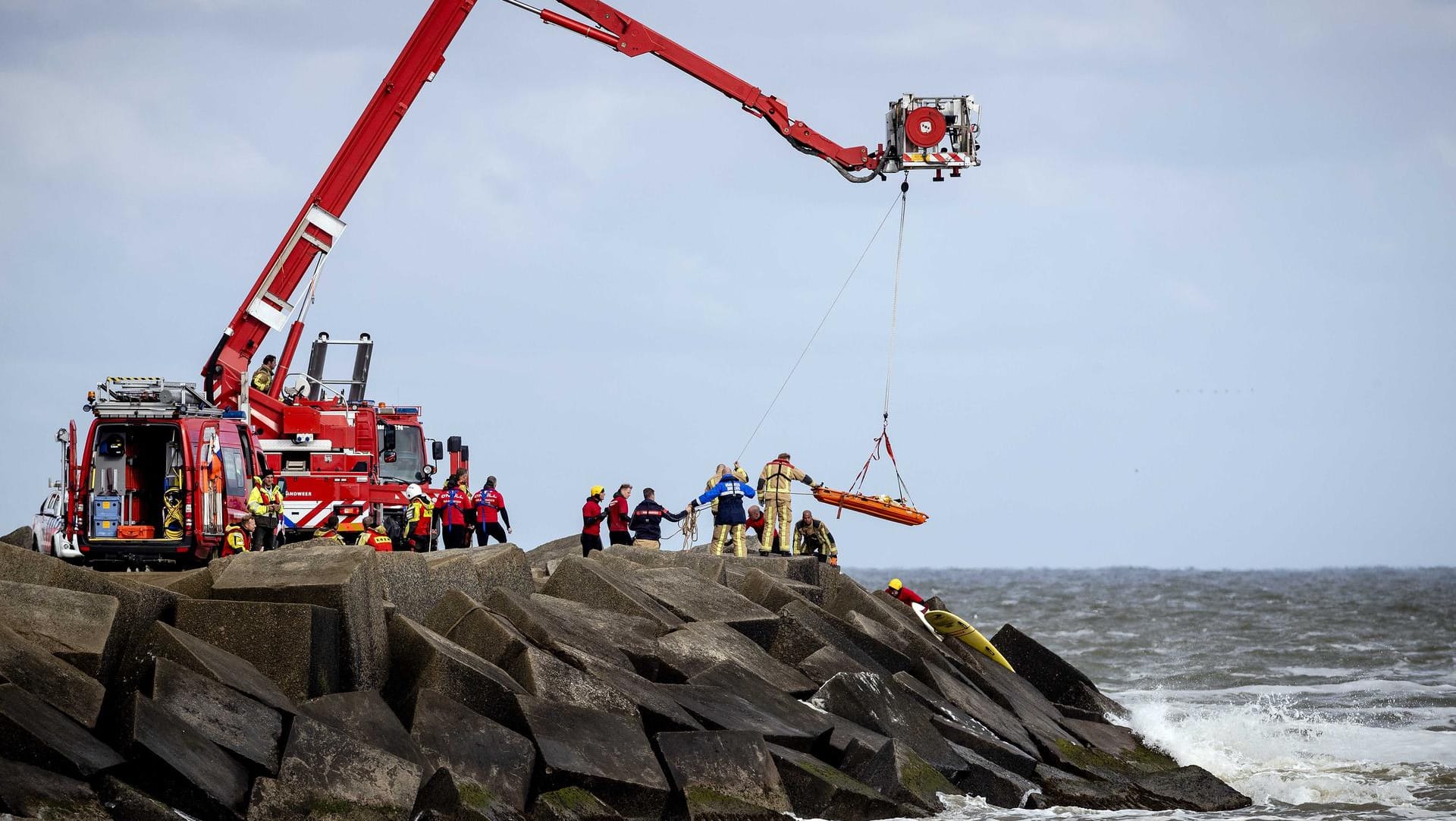 Rettungskräfte bergen eine Leiche, die sie bei der erneuten Suche nach den vermissten Wassersportlern im Noordelijk Havenhoofd gefunden haben.