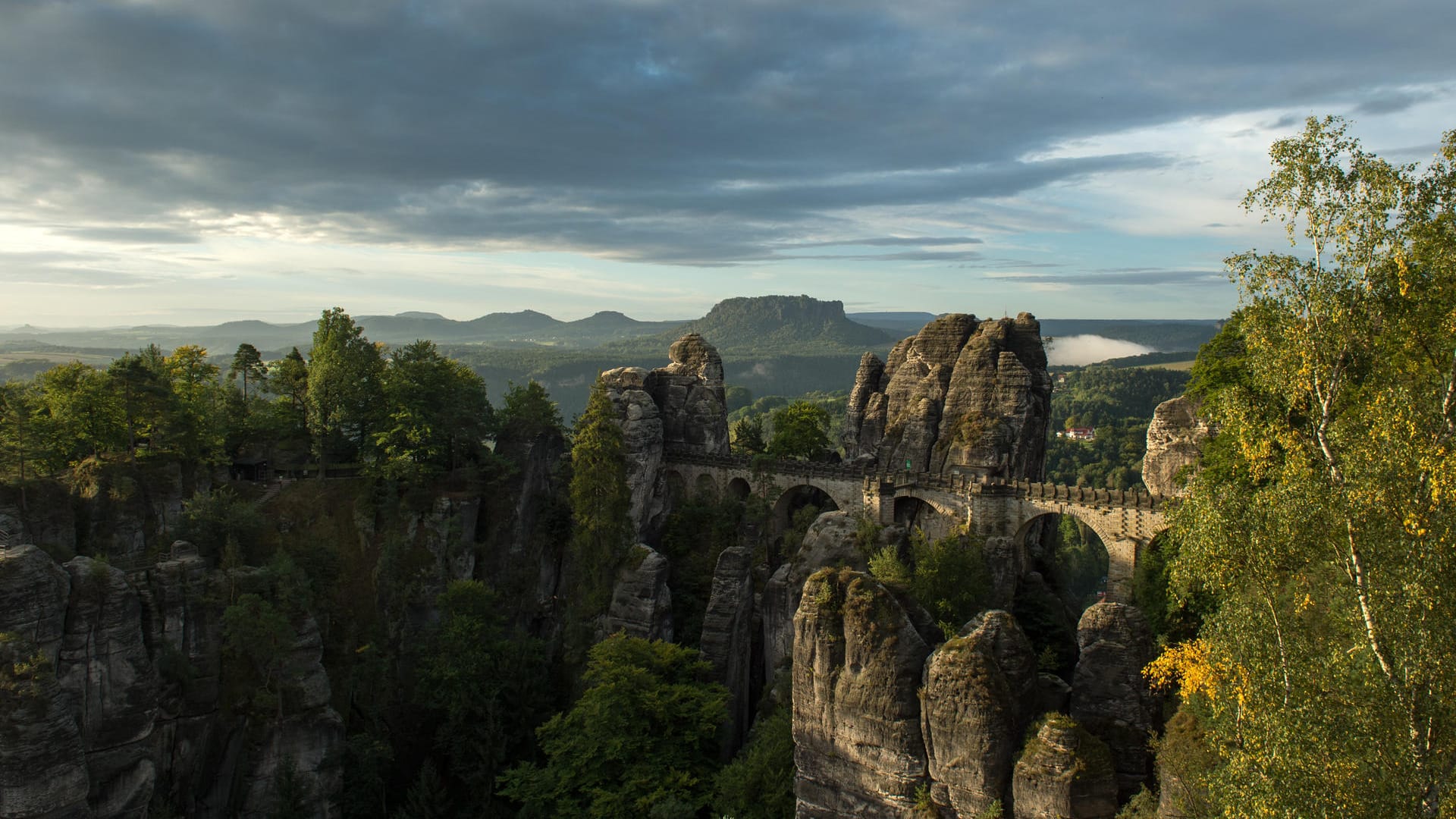 Basteibrücke im Nationalpark Sächsische Schweiz: Wer hier Urlaub macht, kann wandern, spazieren und biken.