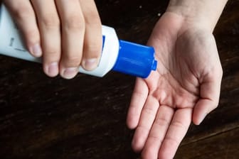 Um Ekzemen vorzubeugen, empfehlen Experten alkoholisches Desinfektionsmittel und Feuchtigkeitscreme für die Hände.