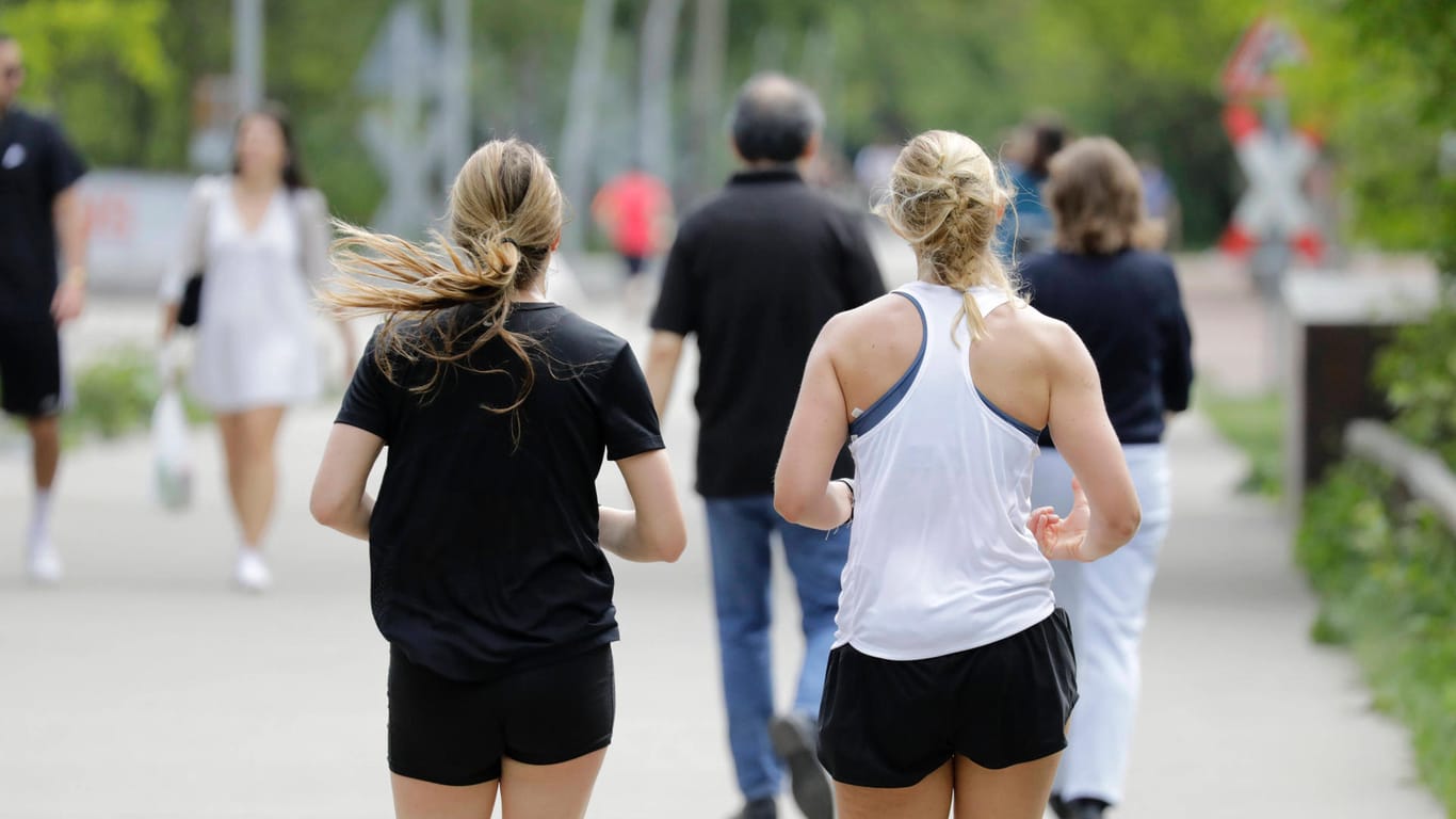 Zwei Frauen joggen im Park am Gleisdreieck: Vor allem in Parks und auf Grünflächen kommt es immer wieder zu Menschenansammlungen.