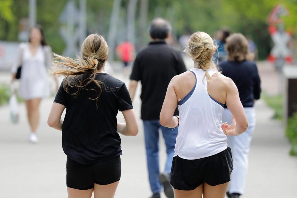 Zwei Frauen joggen im Park am Gleisdreieck: Vor allem in Parks und auf Grünflächen kommt es immer wieder zu Menschenansammlungen.