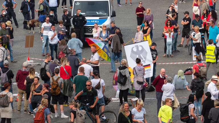 Demo gegen die Corona-Regeln auf dem Domplatz in Erfurt.