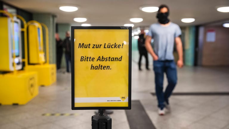 "Mut zur Lücke! Bitte Abstand halten": Die BVG bekommen mit witzigen Slogans und kreativer Werbung im Netz viel Aufmerksamkeit.