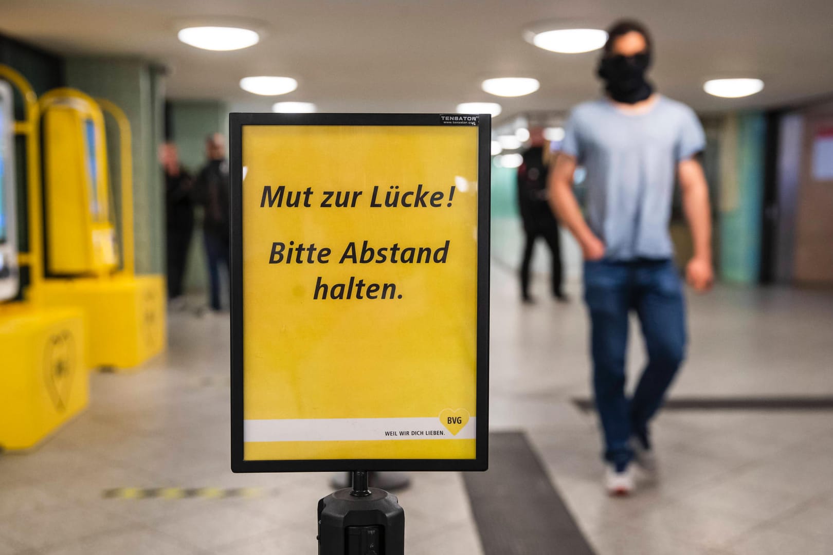 "Mut zur Lücke! Bitte Abstand halten": Die BVG bekommen mit witzigen Slogans und kreativer Werbung im Netz viel Aufmerksamkeit.